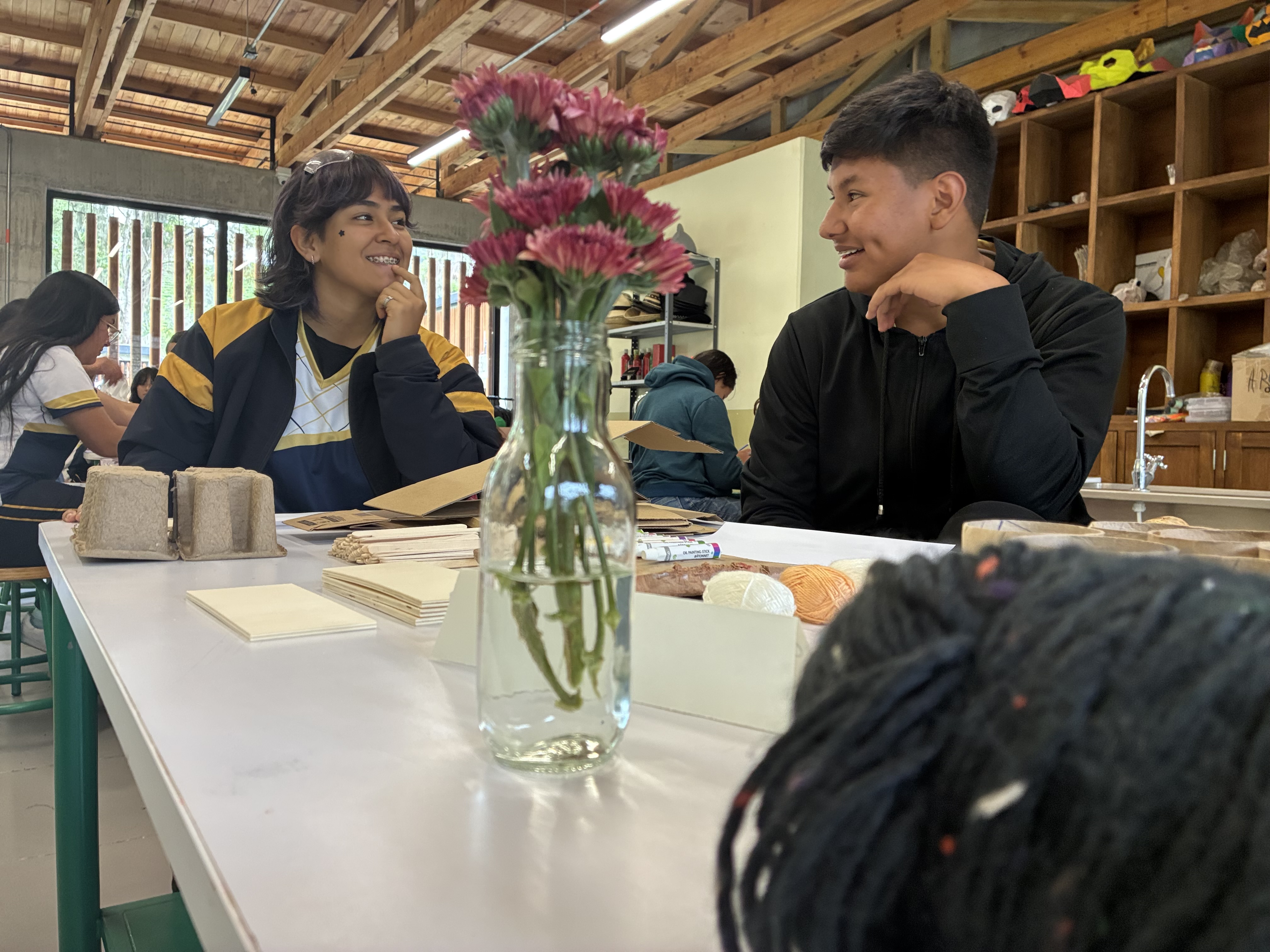 Estudiantes de Alborada conversando durante un taller del Museo Vivo La Leona