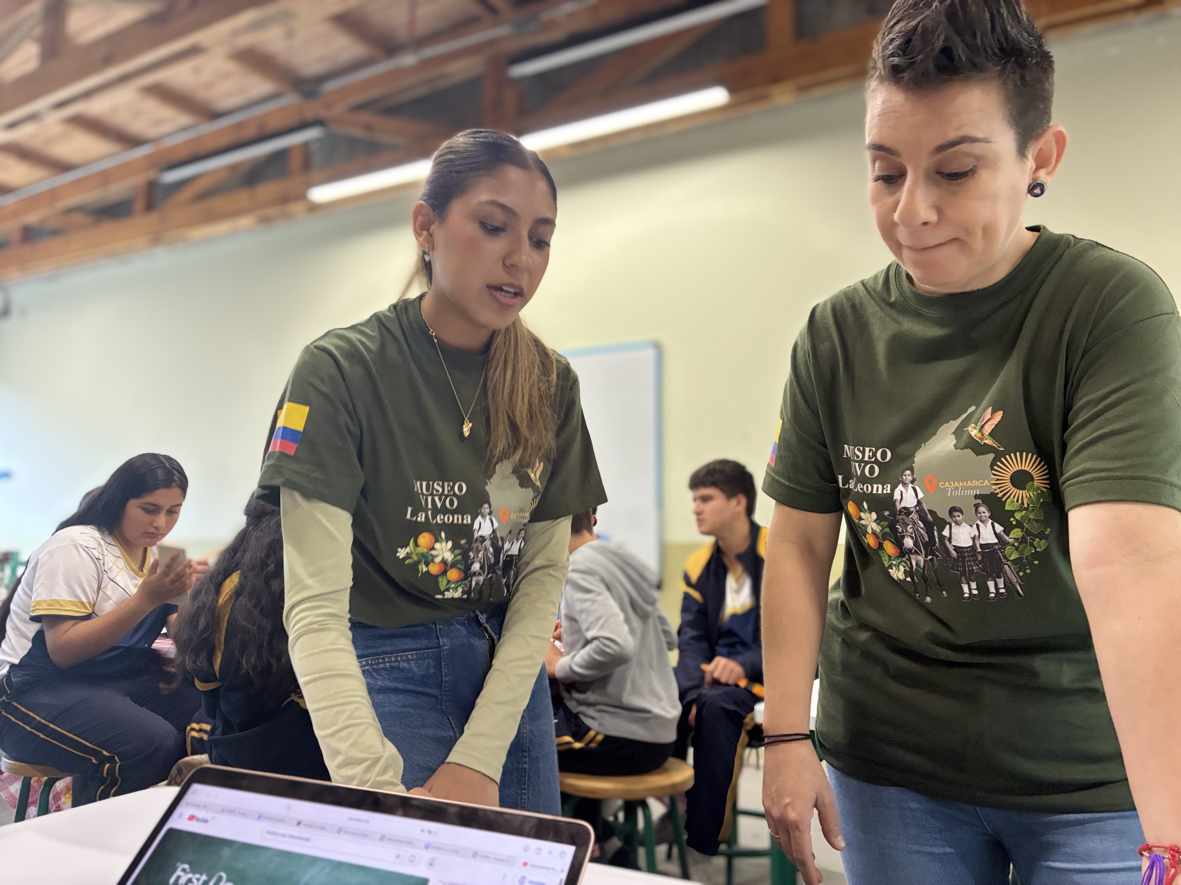 Maestras y estudiantes de Alborada creando juntos en el taller