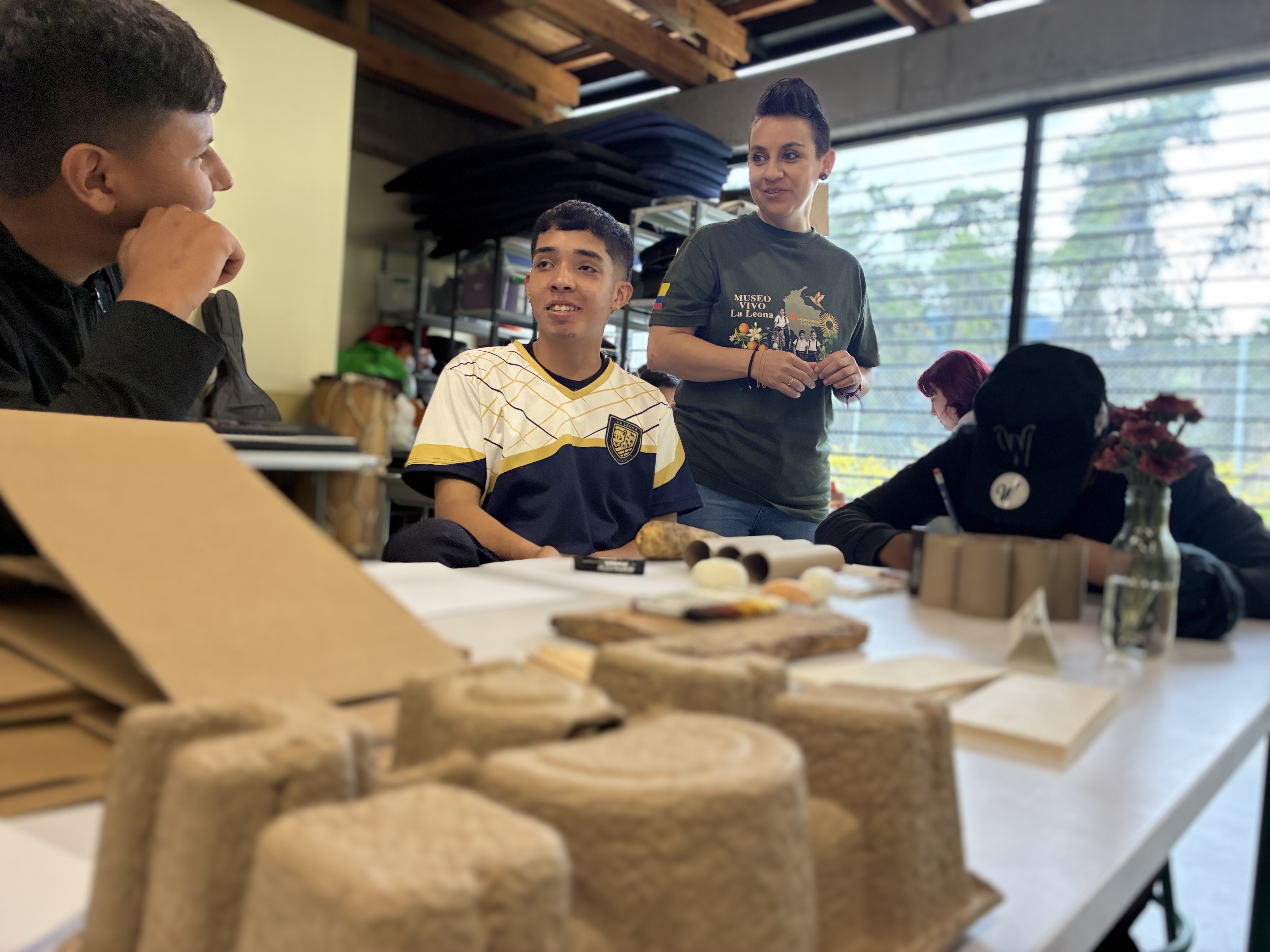 Estudiantes y maestras de Alborada explorando materiales para el Museo Vivo La Leona