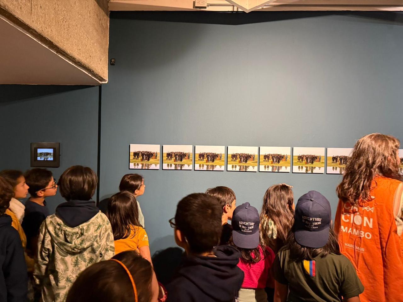 Participantes de Alborada observando una exposición en un museo