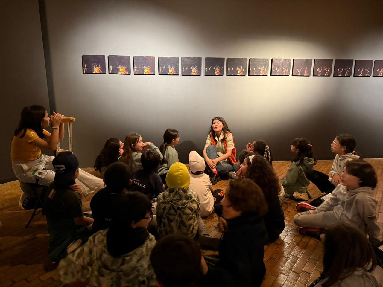 Participantes de Alborada conversando durante una experiencia cultural
