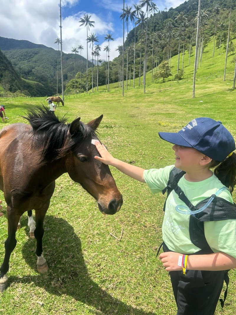 Participante de Alborada en una experiencia de naturaleza con un caballo