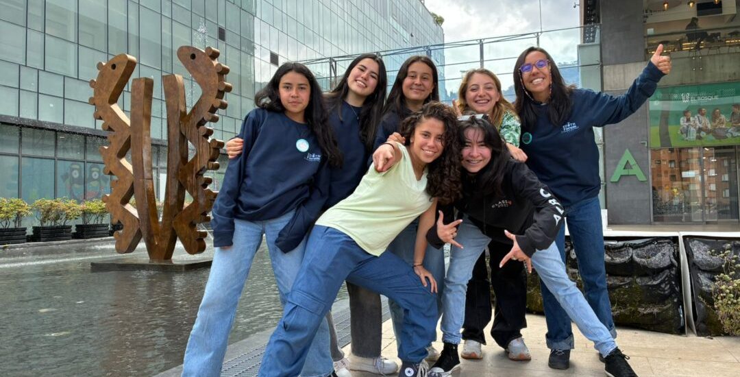Laboratorio estudiantil de pensamiento crítico: jóvenes de Colombia y Ecuador presentan soluciones para mejorar su entorno, en el Youth Forum 2026