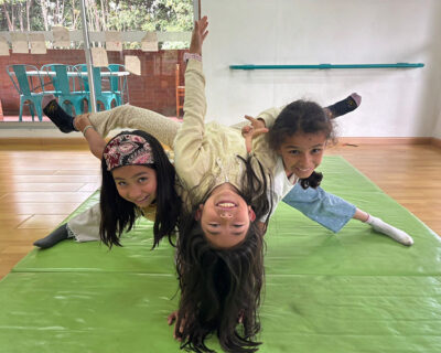Yoga y Neurodesarrollo: cómo en el Colegio Alborada entendemos el aprendizaje desde el cuerpo y la mente