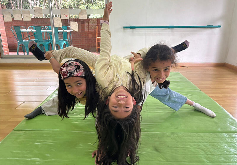 Yoga y Neurodesarrollo: cómo en el Colegio Alborada entendemos el aprendizaje desde el cuerpo y la mente